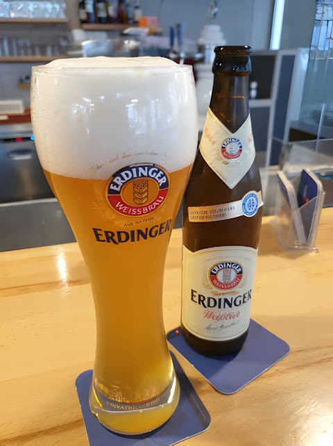 Frisch gezapftes Bier auf dem Holztresen im Huefyse